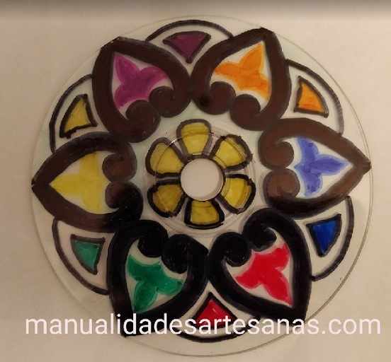 Dibujo de mandala de pintado de colores en cd usado | Manualidades Artesanas