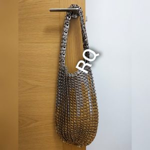 Bolso de anillas de latas en plata y dorado