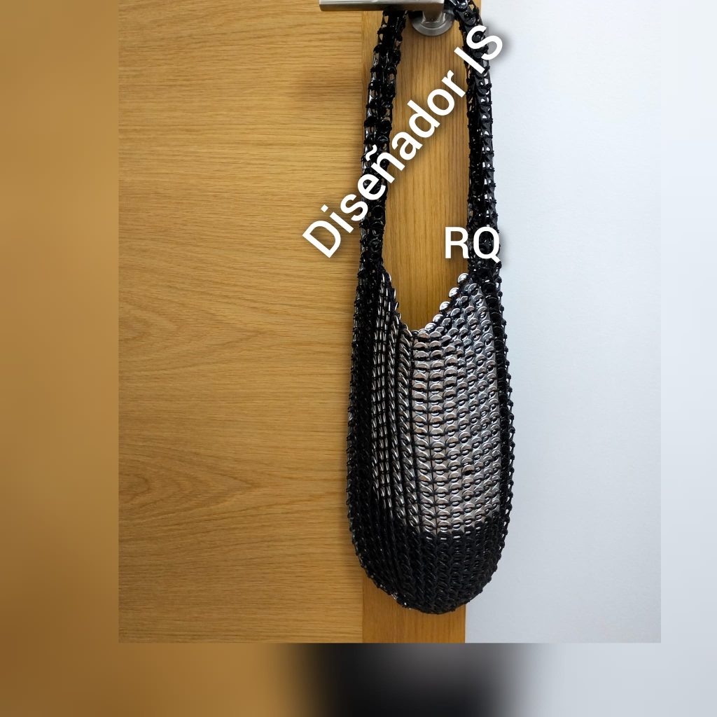 Bolso reciclado de anillas de latas negro y plata