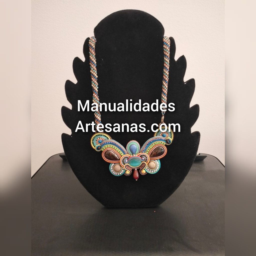 Collar de espiral rusa y colgante de mariposa de soutache