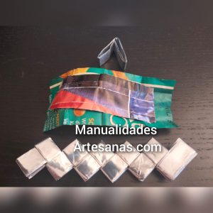 Rectángulos idénticos de bolsas metalizadas reusadas